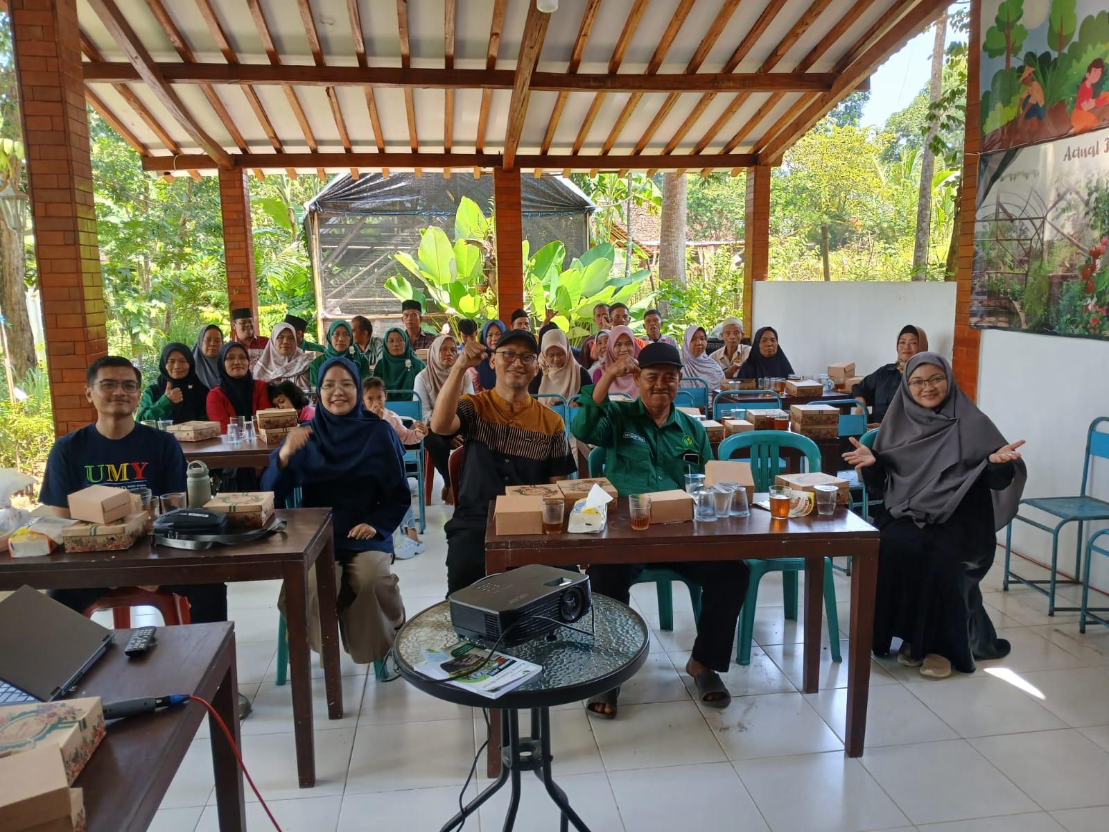 Pengabdian Kepada Masyarakat Dosen UMY Tentang Peningkatan Kesehatan Lingkungan, Higienitas dan Peningkatan Kapasitas Herbal Garden Pulesari